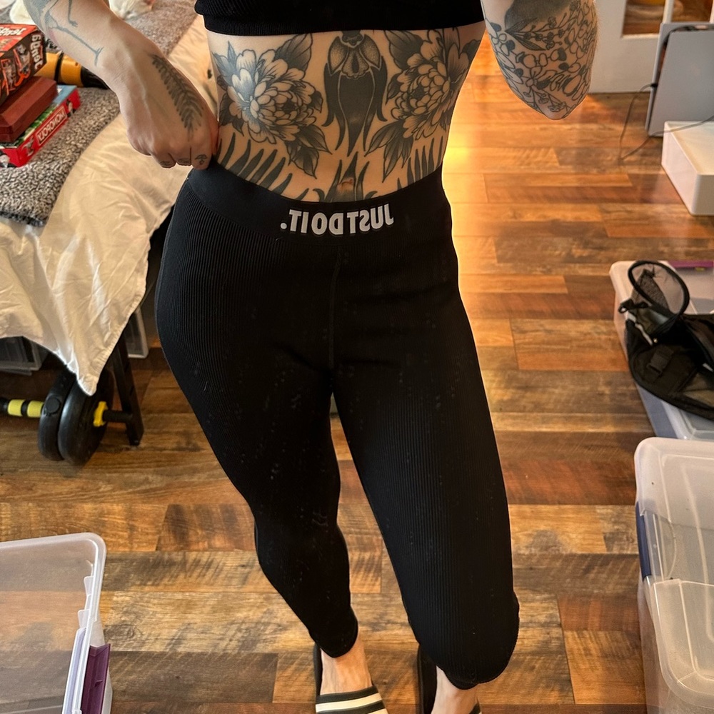 NWOT ribbed Nike leggings size medium